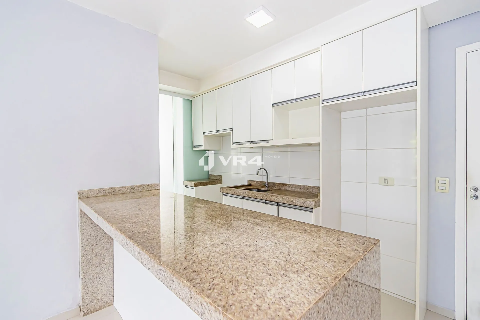 Balcony with a grill in a 2-bedroom apartment, 70 m² — photo 3