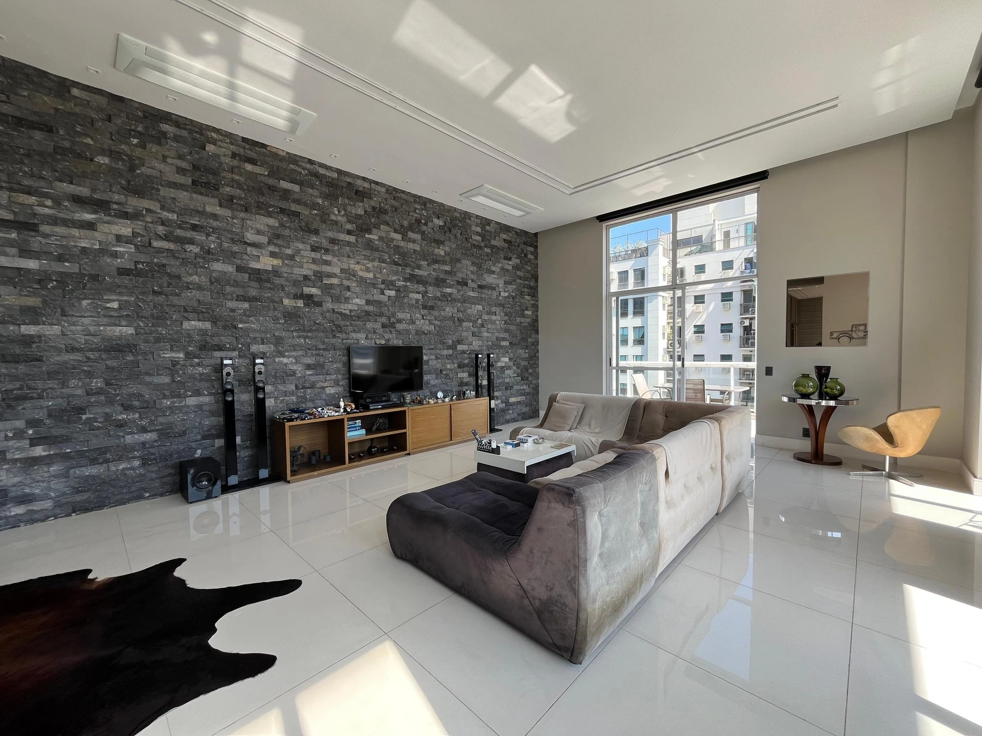One-bedroom apartment with floor-to-ceiling windows — photo 13