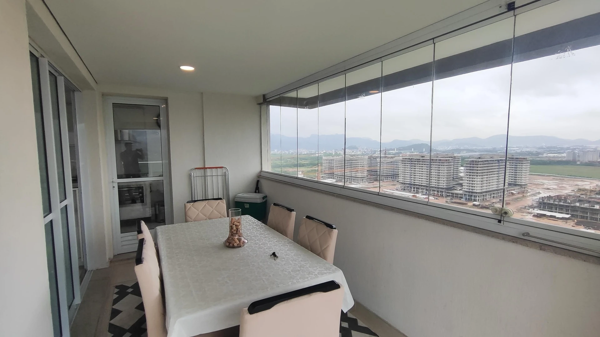 3-bedroom apartment with a glass-enclosed balcony — photo 14