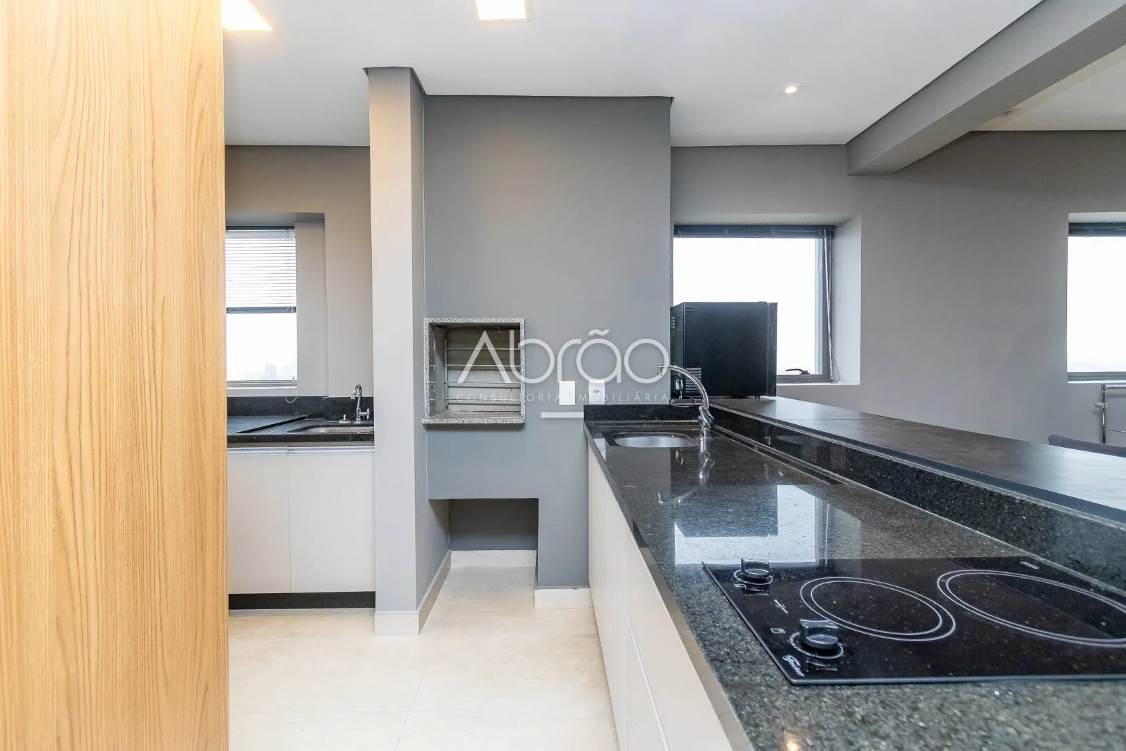 90 m² apartment with floor-to-ceiling windows and a bathtub — photo 2