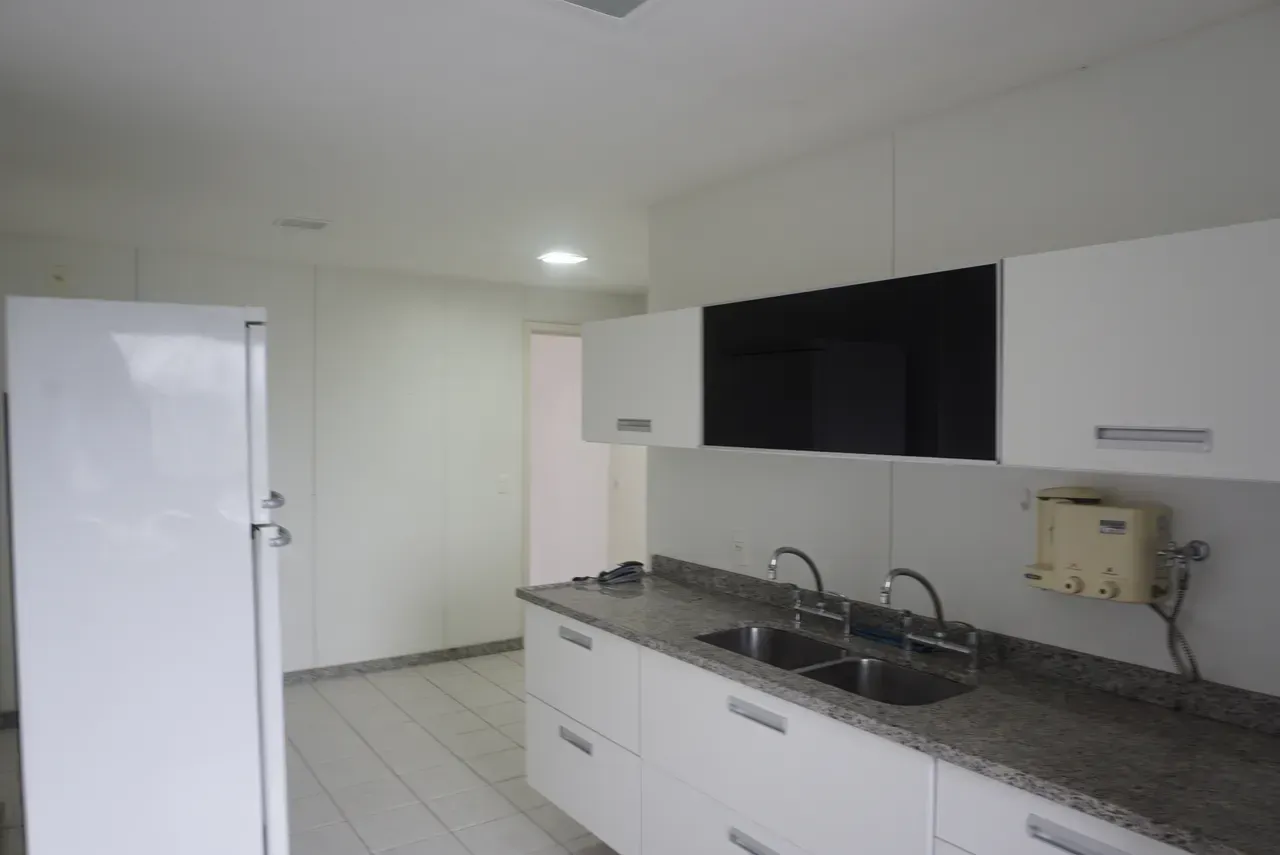 Unfurnished apartment with 4 bedrooms and 3 parking spots — photo 12