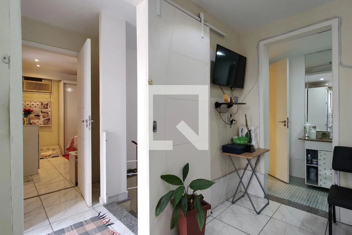 Glass-enclosed balcony in a 3-bedroom apartment, 155 m² — photo 75