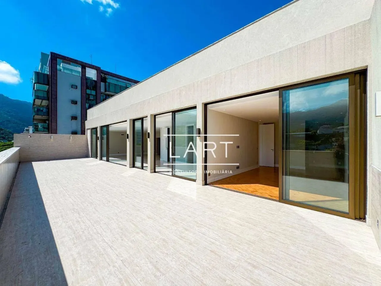 Apartamento com 4 dormitórios e varanda de vidro — photo 9