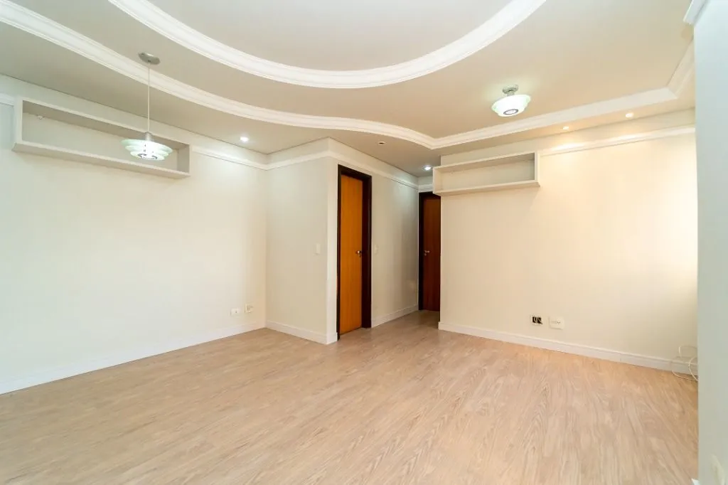 Balcony with a grill in a 2-bedroom apartment, 59 m² — photo 10