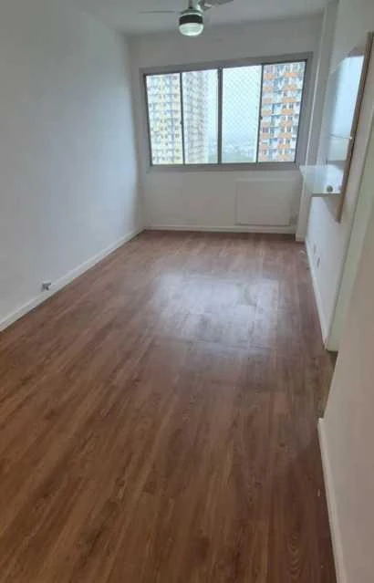 58 m² apartment with open-plan kitchen and living area — photo 3