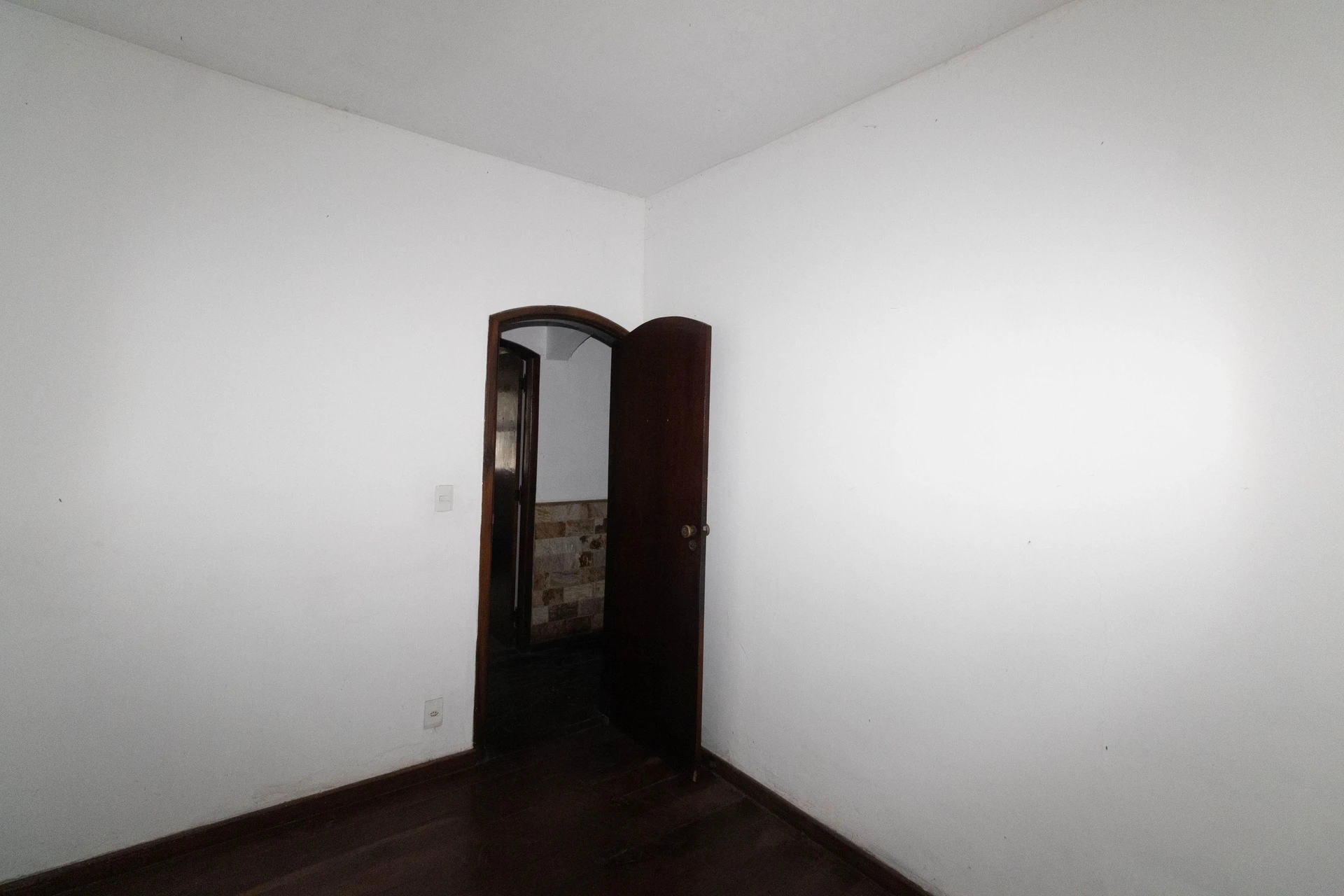 House with 4 bedrooms and 1 bathroom, separate kitchen — photo 33