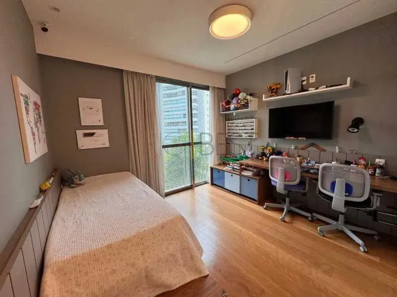 Furnished 4-bedroom apartment with park-view windows — photo 19