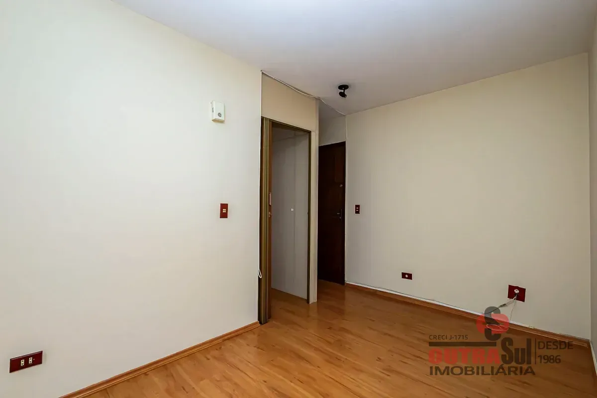 Wood or laminate floors in a 2-bedroom apartment, 41 m² — photo 20