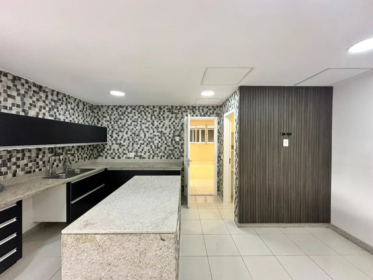 282 m² apartment with 4 bedrooms and 5 bathrooms — photo 11