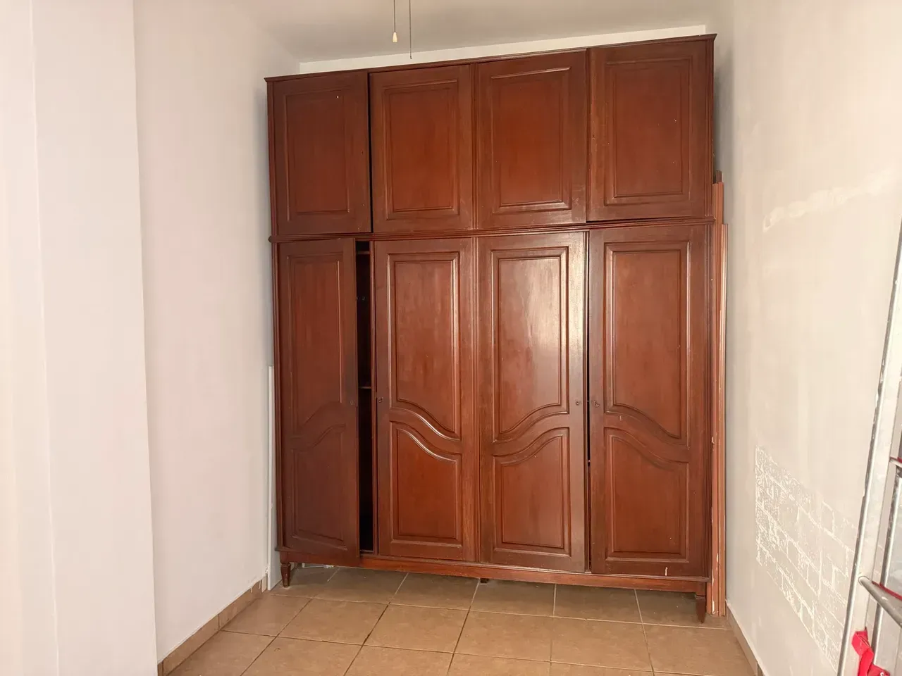 2-bedroom apartment with 1 bathroom and glass shower — photo 11