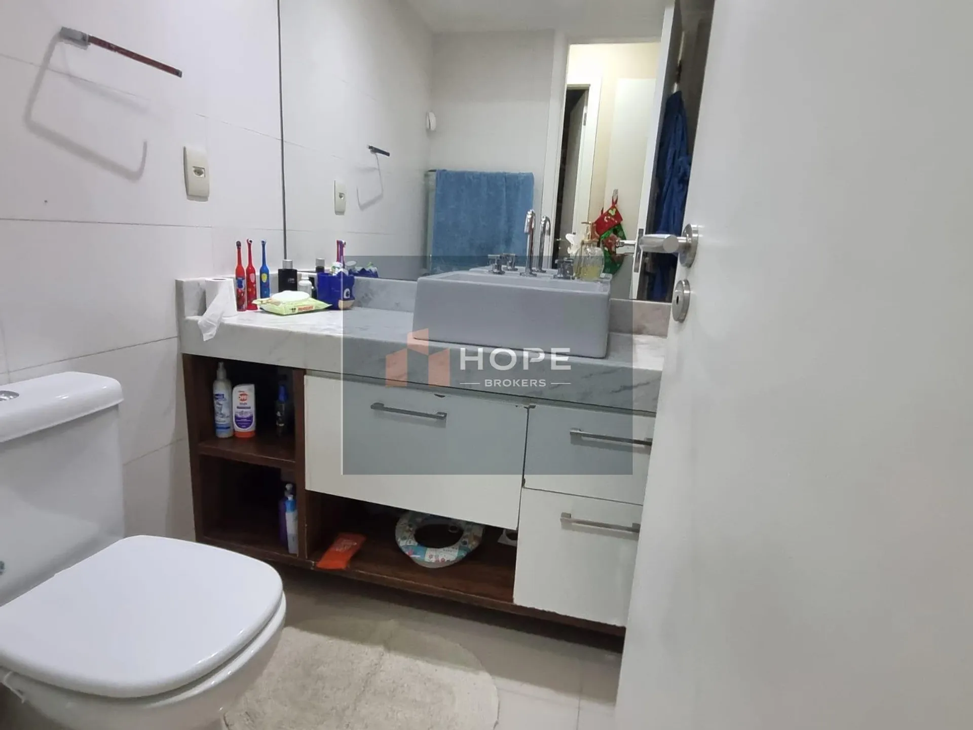 Walk-in closet in a 3-bedroom apartment, 200 m² — photo 26