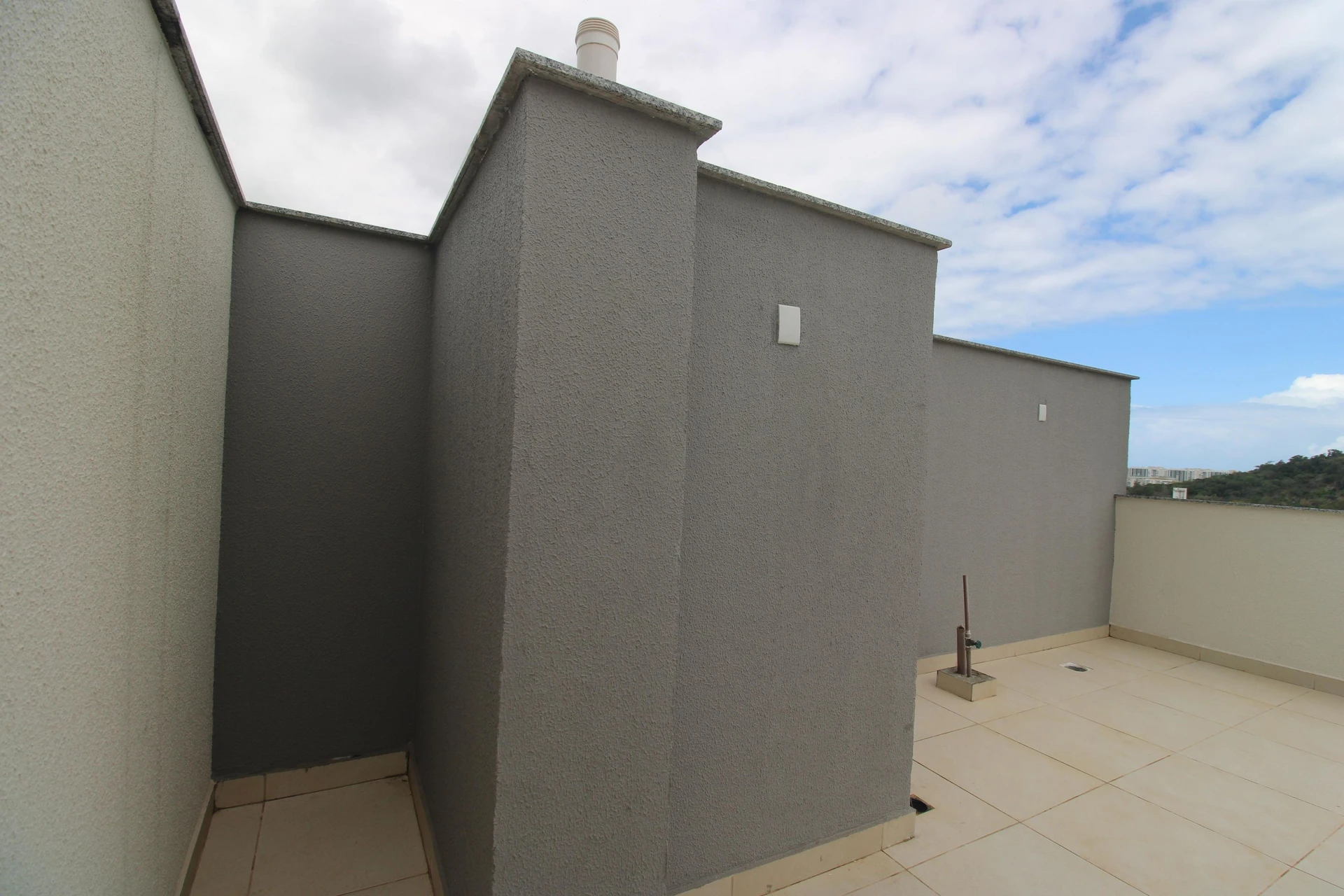 Unfurnished 2-bedroom apartment with balcony and private garden — photo 29