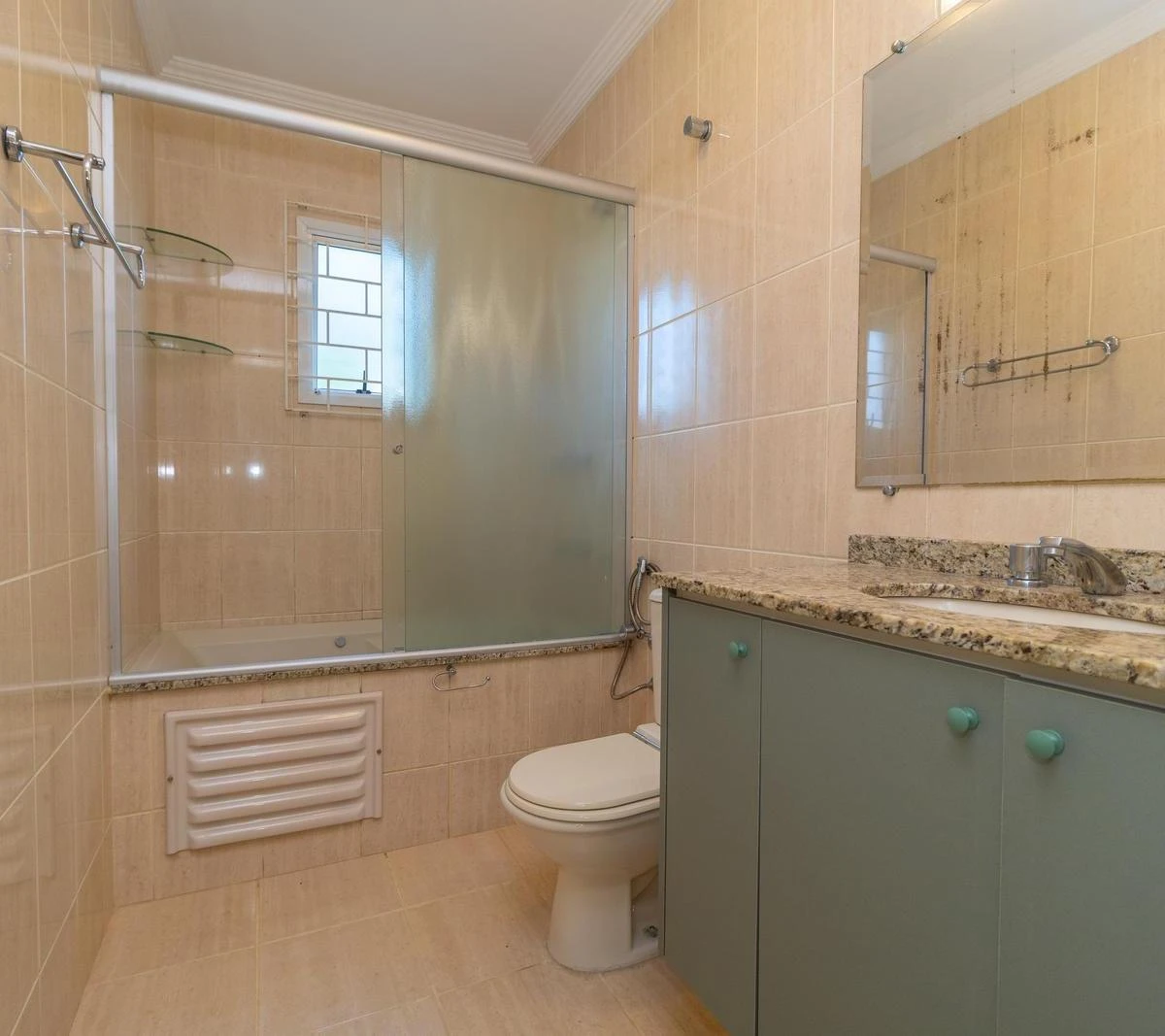 Walk-in closet in a 3-bedroom house, 140 m² — photo 16