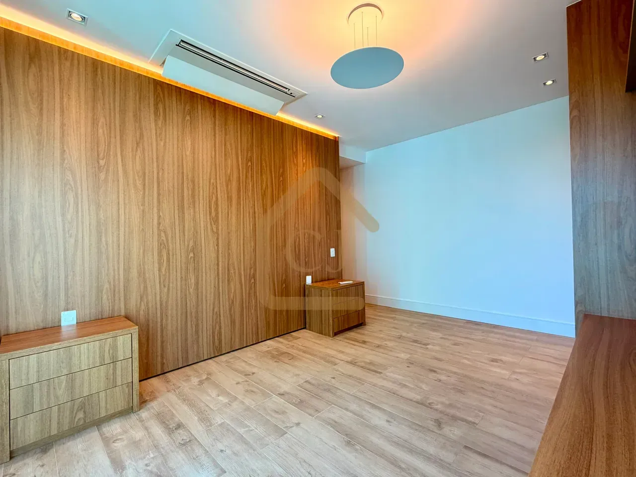 Unfurnished 3-bedroom apartment with 5 bathrooms and balcony — photo 9