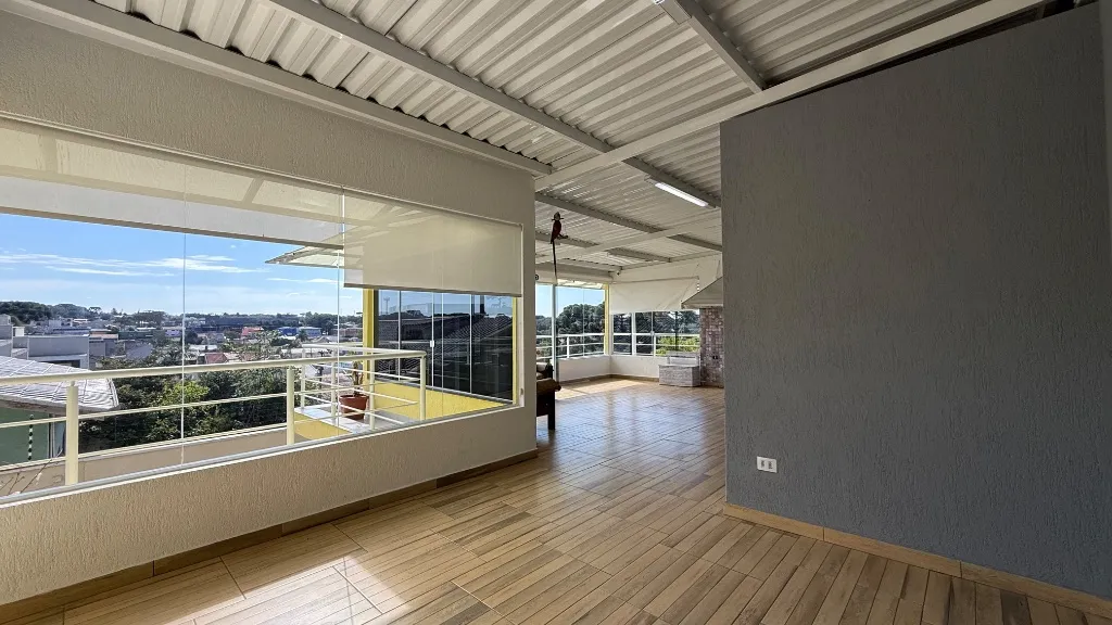 3-bedroom house with a bathtub in Curitiba