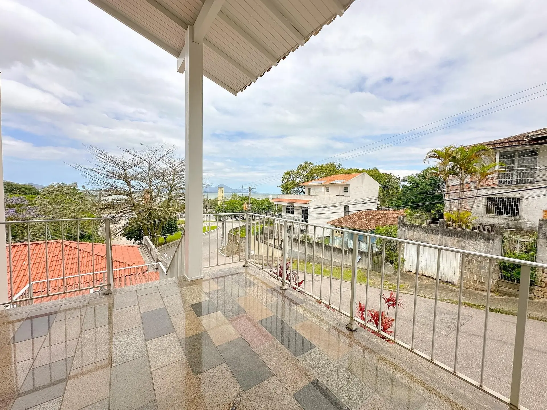 Furnished house, 250 m², with a bathtub — photo 39
