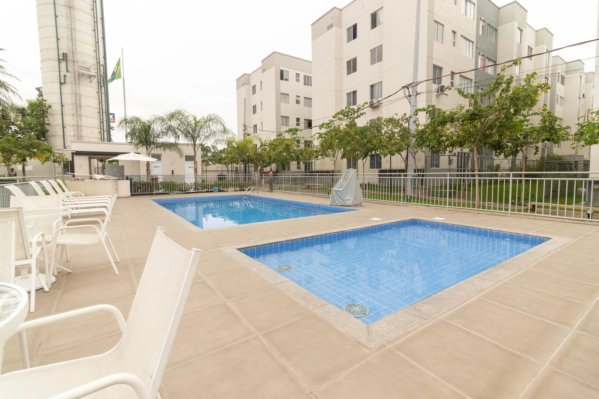 Apartamento com 2 quartos e piscina no condomínio — photo 18