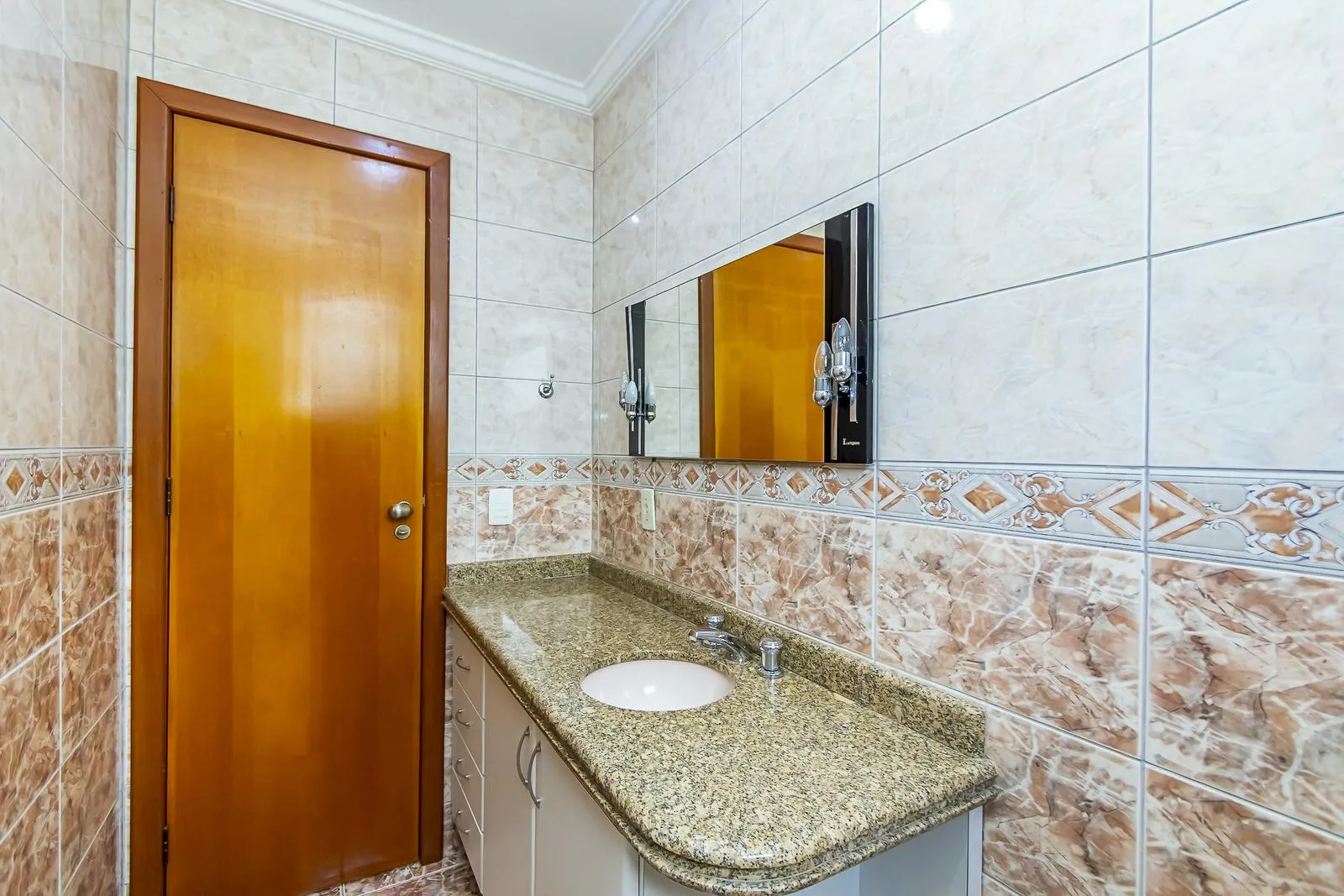 3-bedroom house with a separate kitchen and gas stove — photo 28