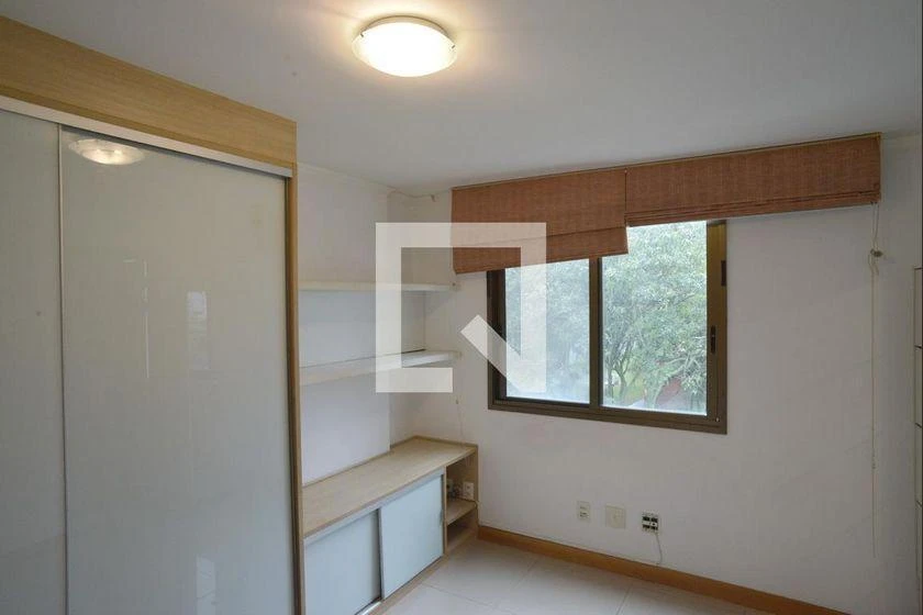 Glass-enclosed balcony in a 4-bedroom apartment, 233 m² — photo 25