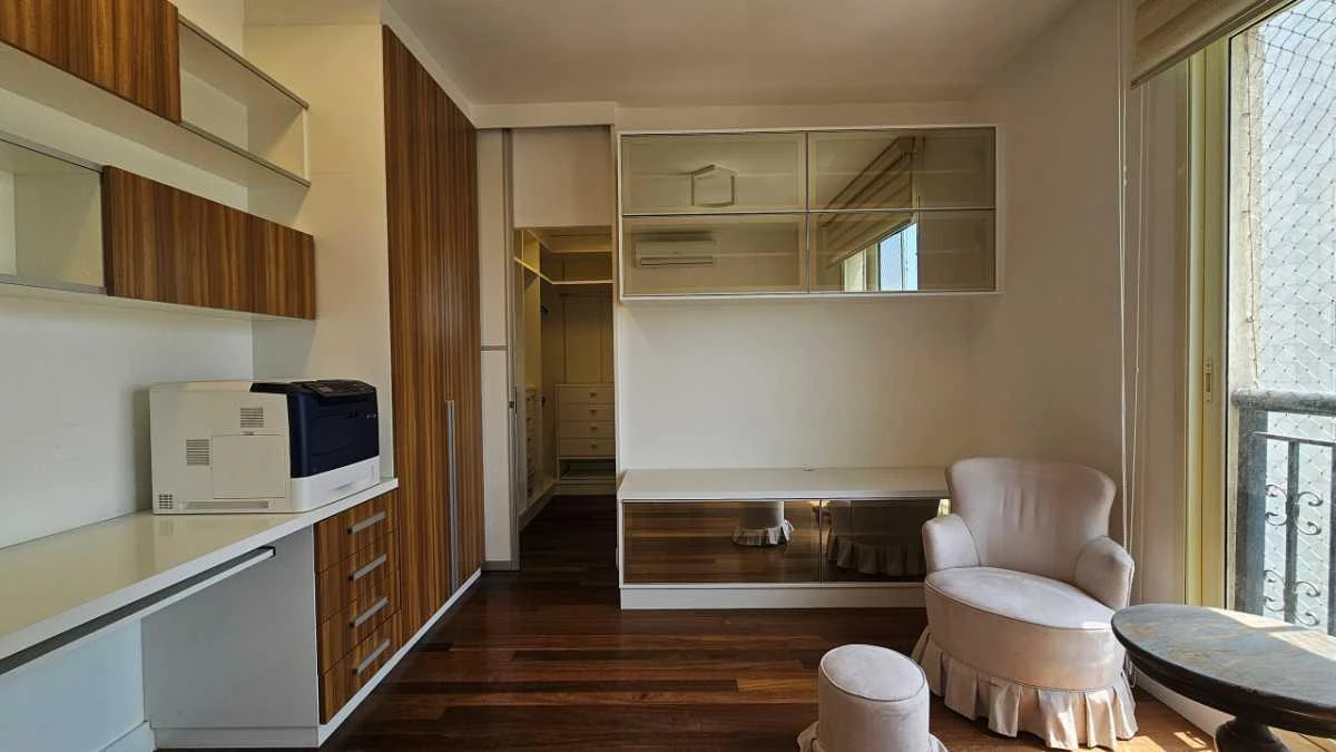 299 m² apartment with 4 en-suite bedrooms and laundry washer — photo 4