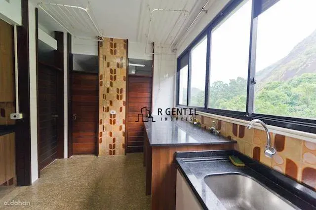 Apartment with 4 bedrooms and a balcony — photo 24