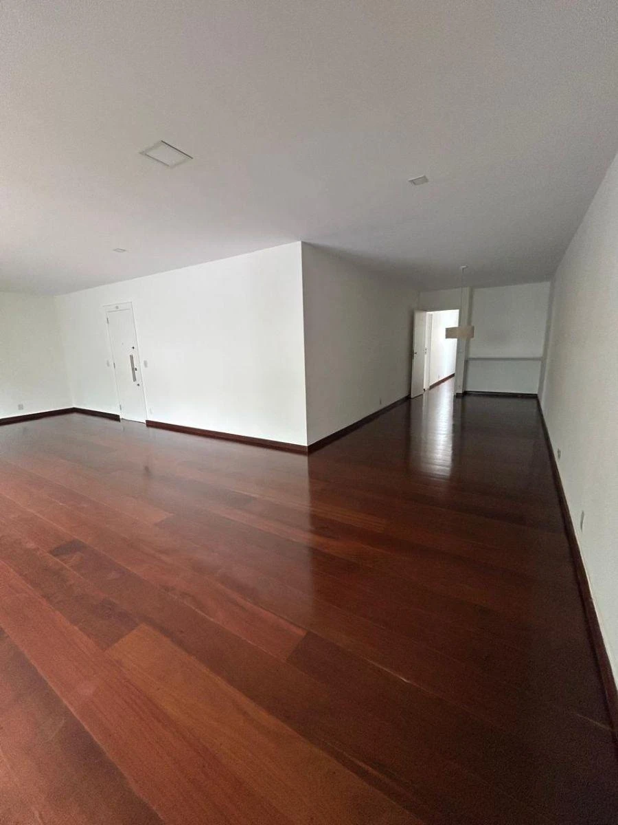 4-bedroom apartment with a walk-in closet — photo 7