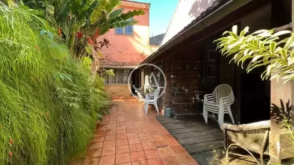 House with 4 bedrooms and a gas stove — photo 8