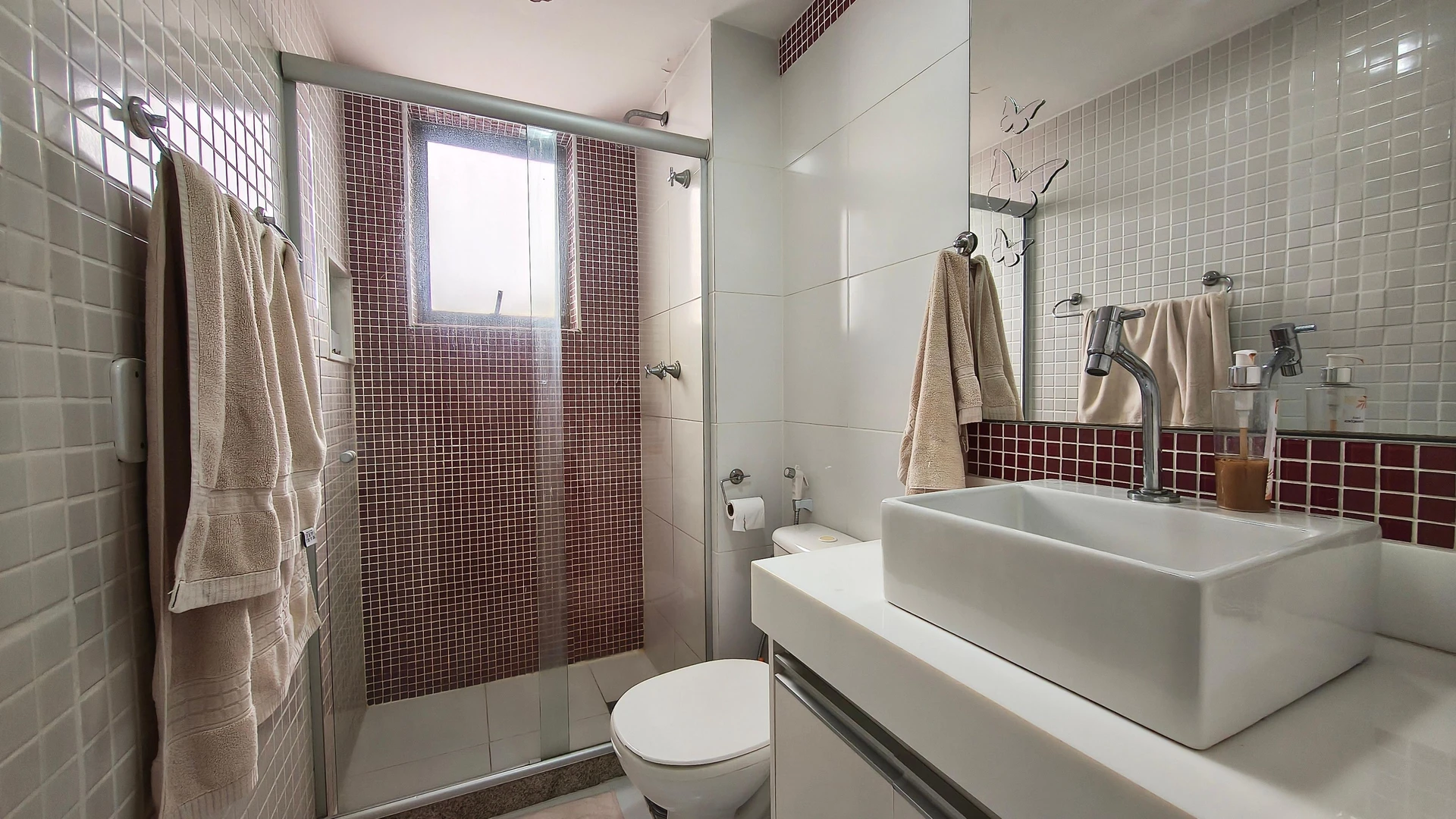 One-bedroom apartment in a building with a gym — photo 17