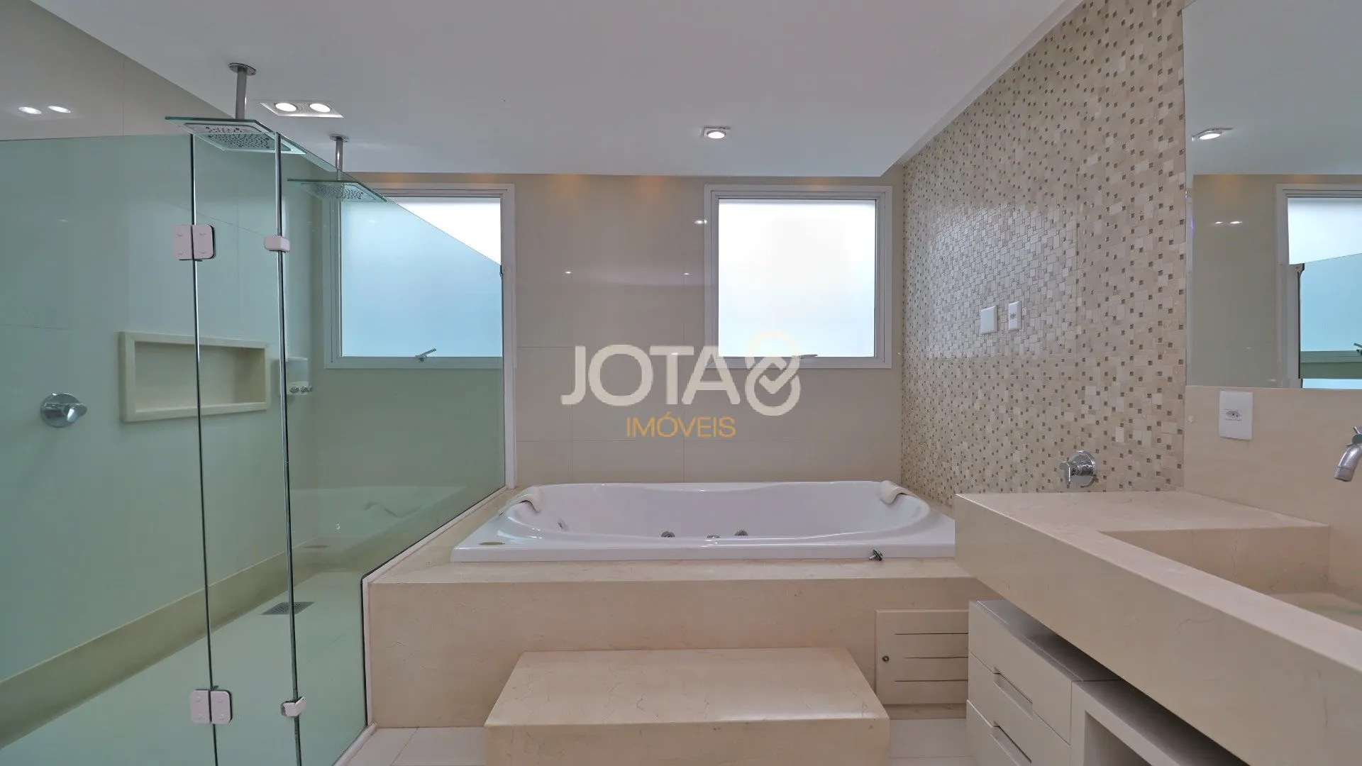 House of 310 m² with 3 en-suite bedrooms and private BBQ — photo 32