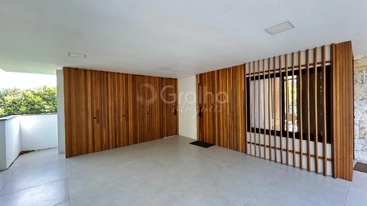 Furnished house, 158 m², with floor-to-ceiling windows — photo 25