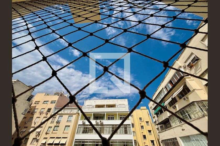 Unfurnished 2-bedroom apartment with city-facing windows — photo 3
