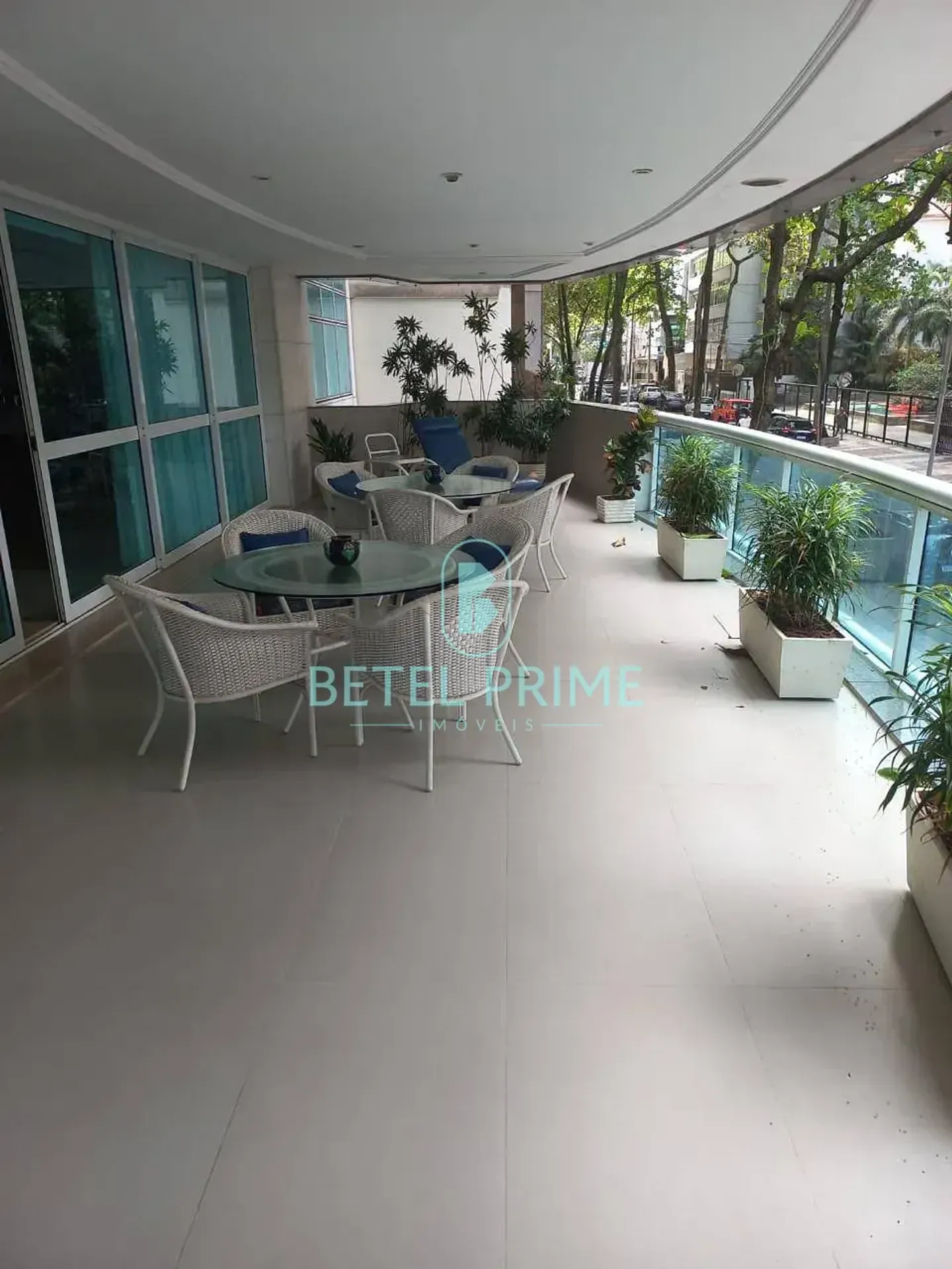 363 m² apartment with 5 en-suite bedrooms and 4 parking