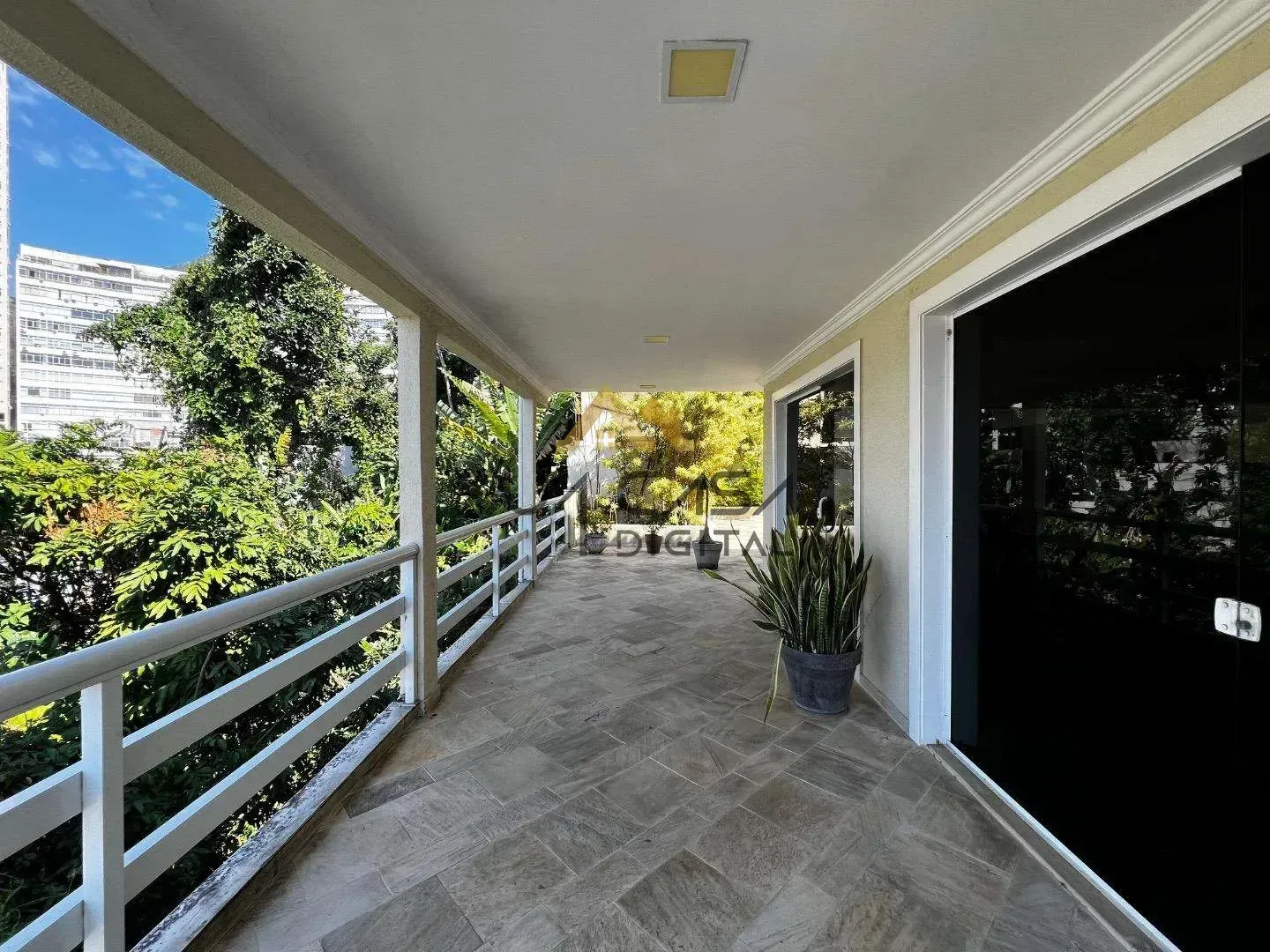 House with 5 bedrooms, 5 bathrooms and built-in wardrobes — photo 30