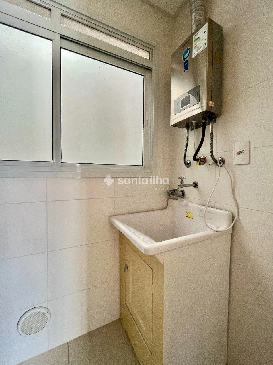Balcony with a grill in a 2-bedroom apartment, 73 m² — photo 16