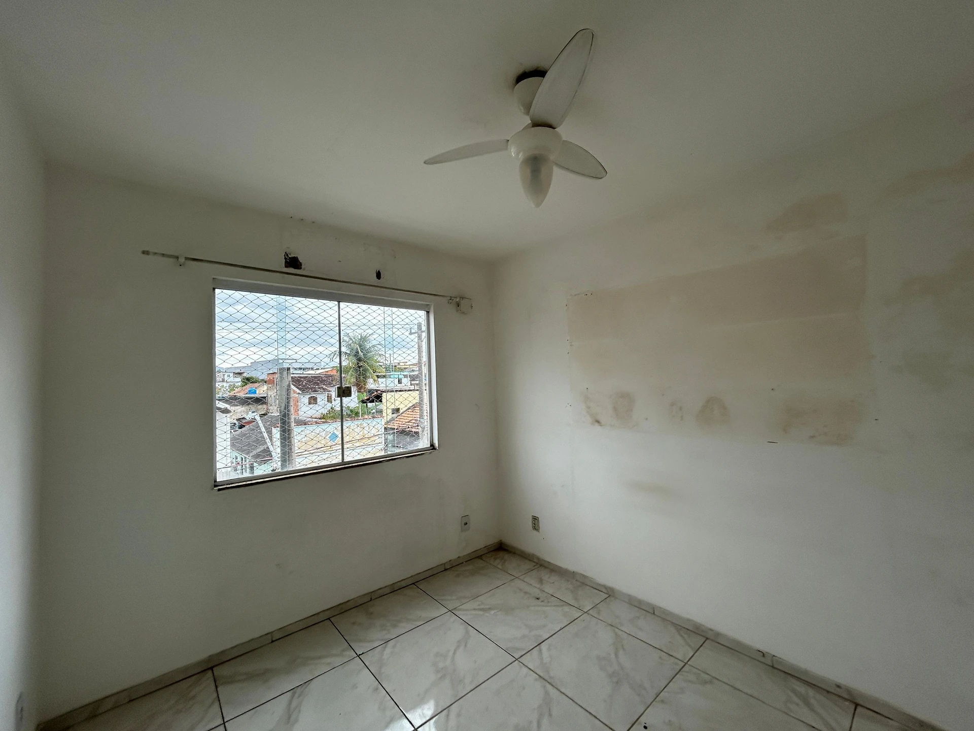 Balcony with a grill in a 3-bedroom apartment, 130 m² — photo 8