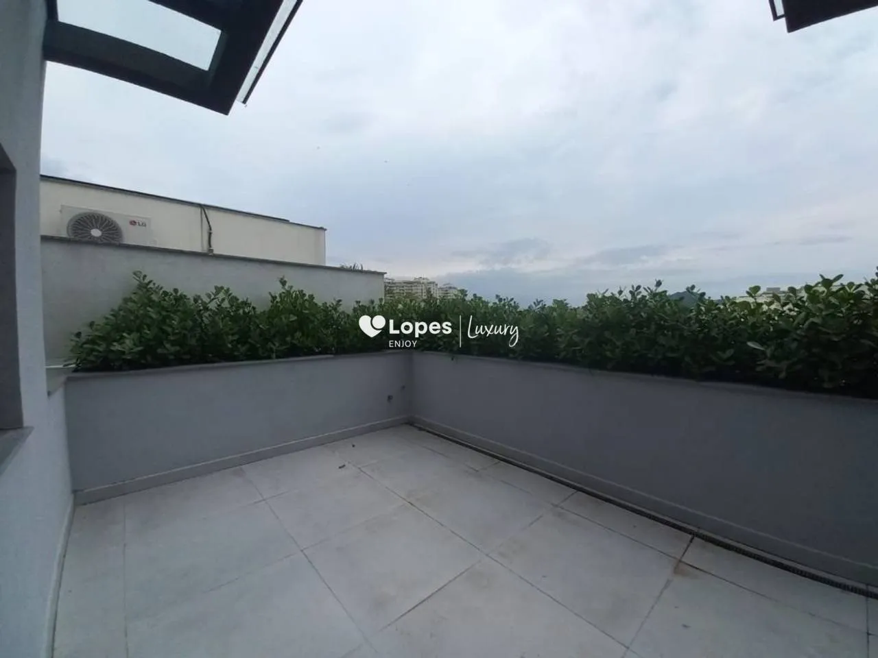 Unfurnished 4-bedroom house with 5 bathrooms and 329 m² — photo 47