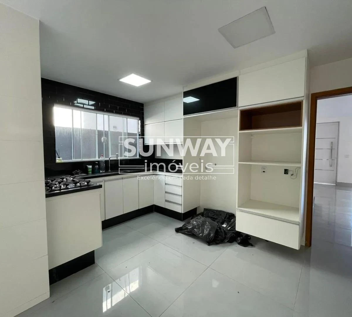 Casa, 380 m², com janelas do piso ao teto — photo 7