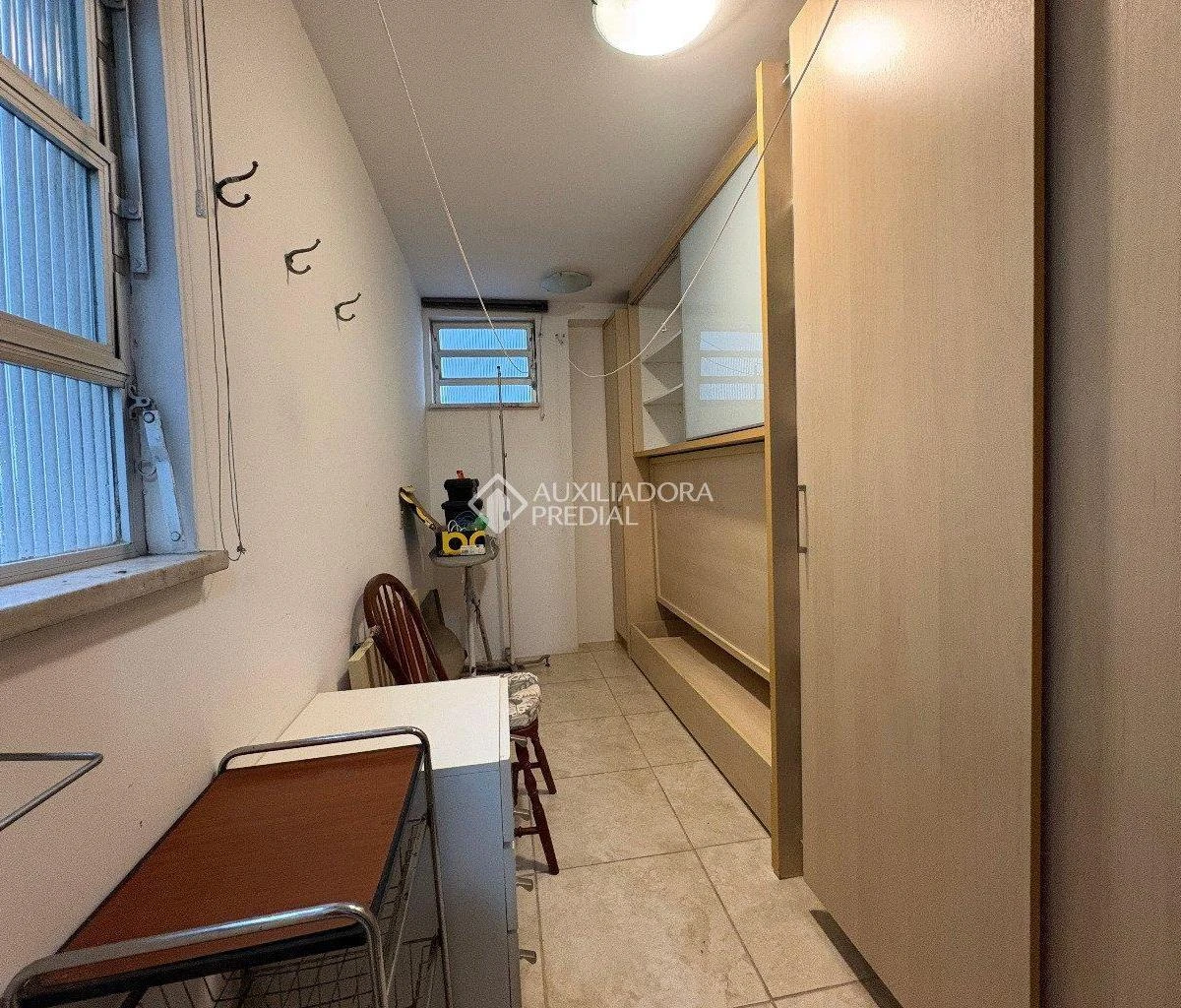 3-bedroom apartment with a glass-enclosed balcony — photo 16