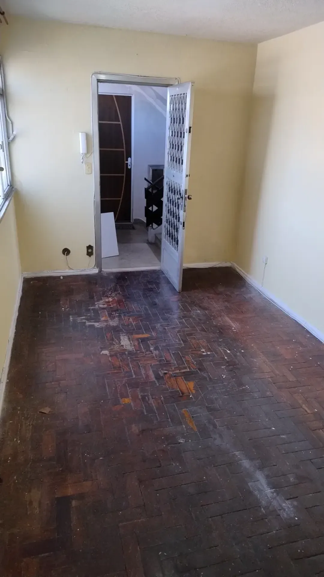 Wood or laminate floors in a one-bedroom apartment, 40 m² — photo 16