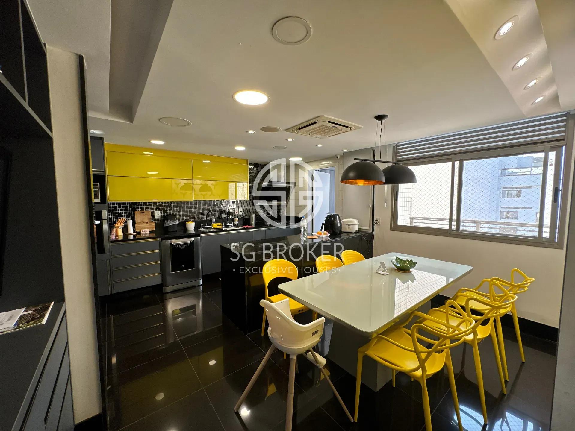 Furnished apartment with open-plan kitchen and 4 bedrooms — photo 15