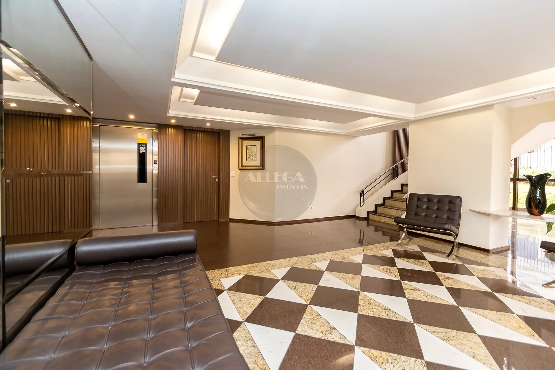 Apartamento com 4 quartos e piso de madeira na sala — photo 66