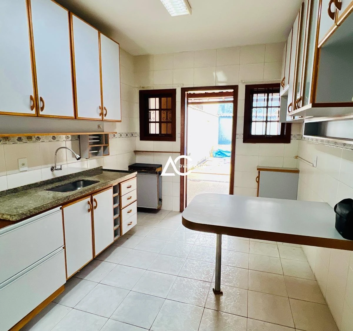 Casa de 200 m² com cozinha separada e 3 vagas