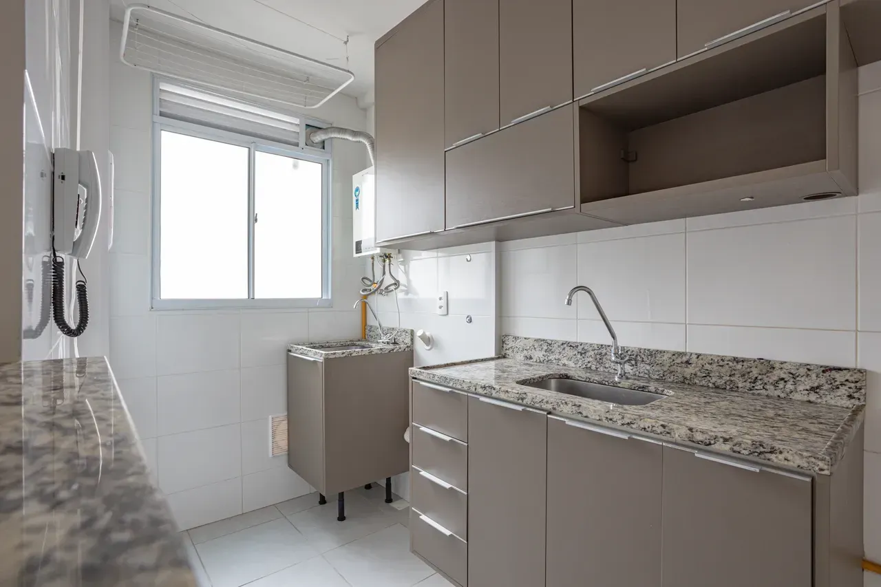 Apartamento com 2 quartos, varanda e cozinha em conceito aberto