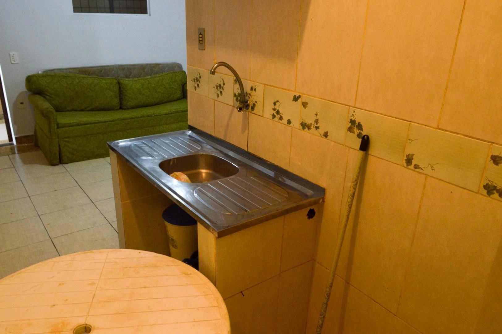 1-bedroom apartment with 1 bathroom and a small kitchenette — photo 13
