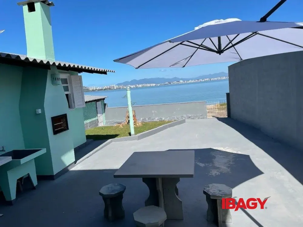 3-bedroom house with a water view in Florianópolis — photo 42