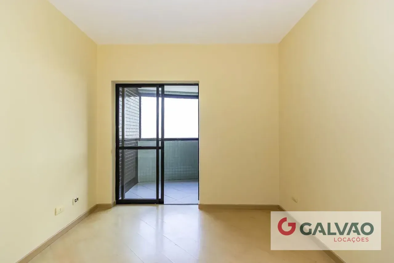 Balcony with a grill in a 3-bedroom apartment, 87 m² — photo 12