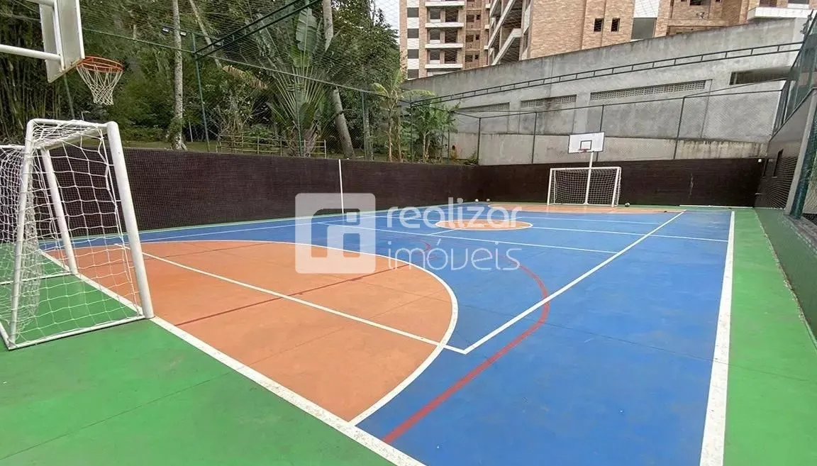 4-bedroom apartment in a building with a pool — photo 9