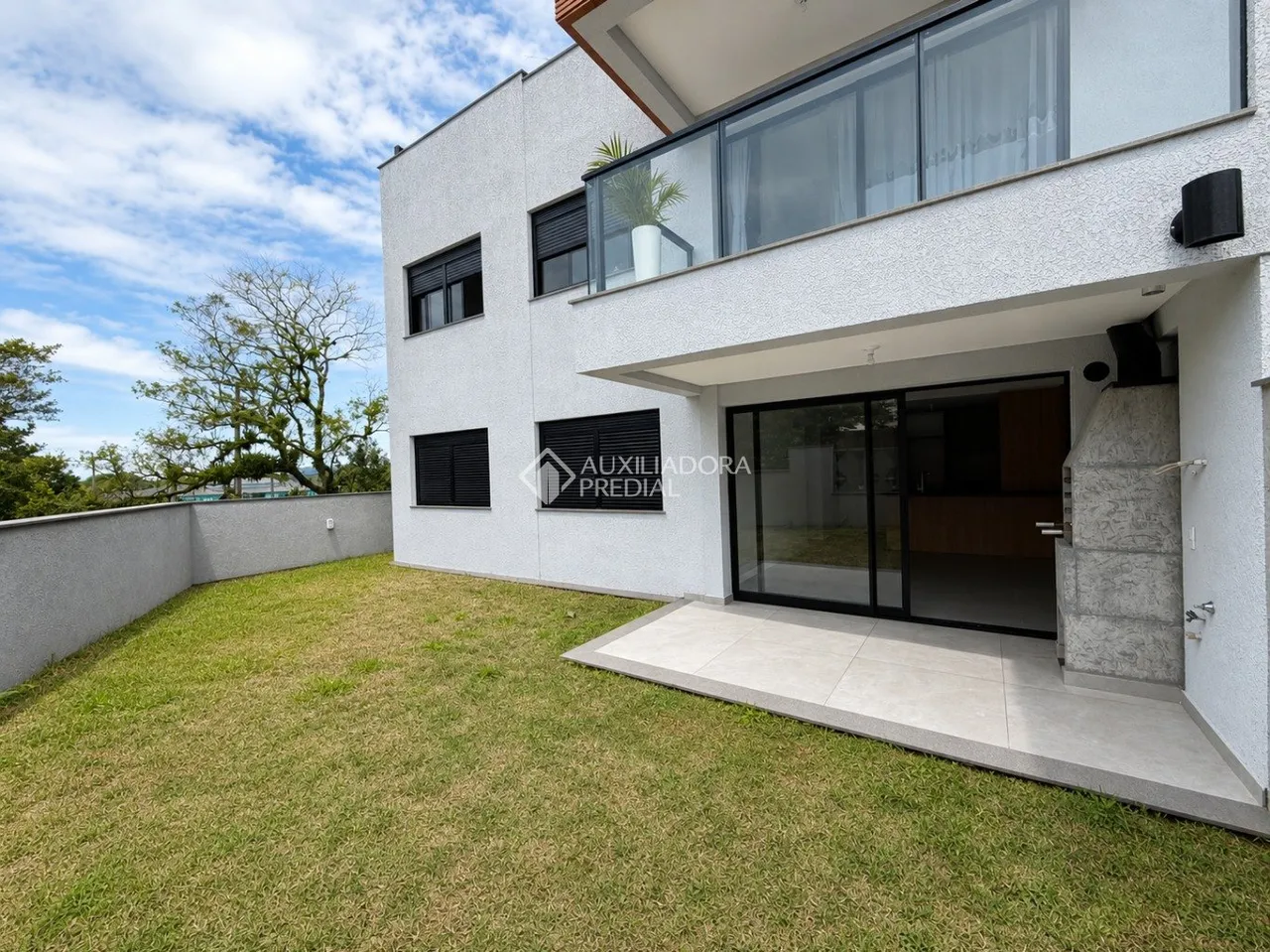 Garden apartment with open-plan kitchen and 2 bedrooms