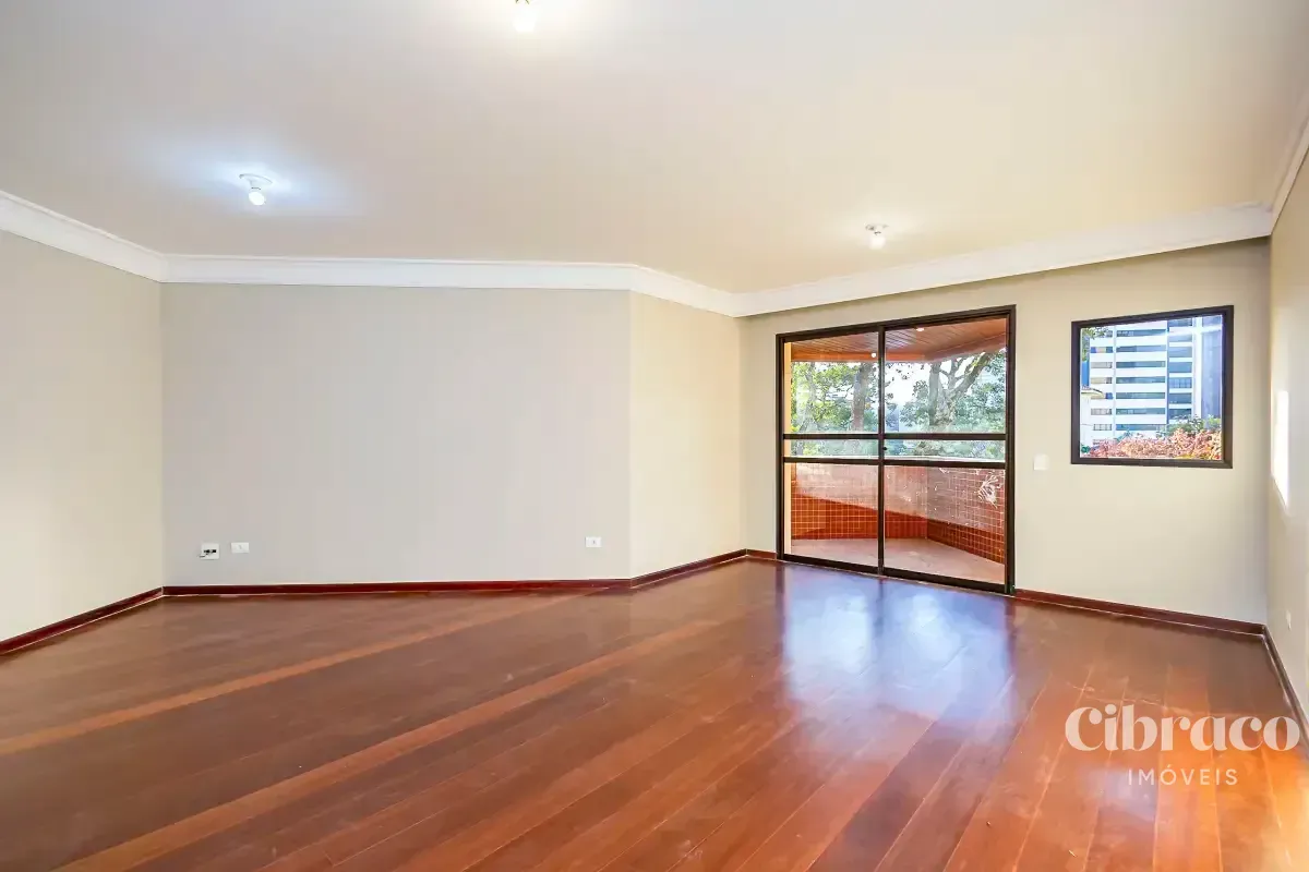 250 m² apartment with 3 bedrooms and a balcony — photo 2