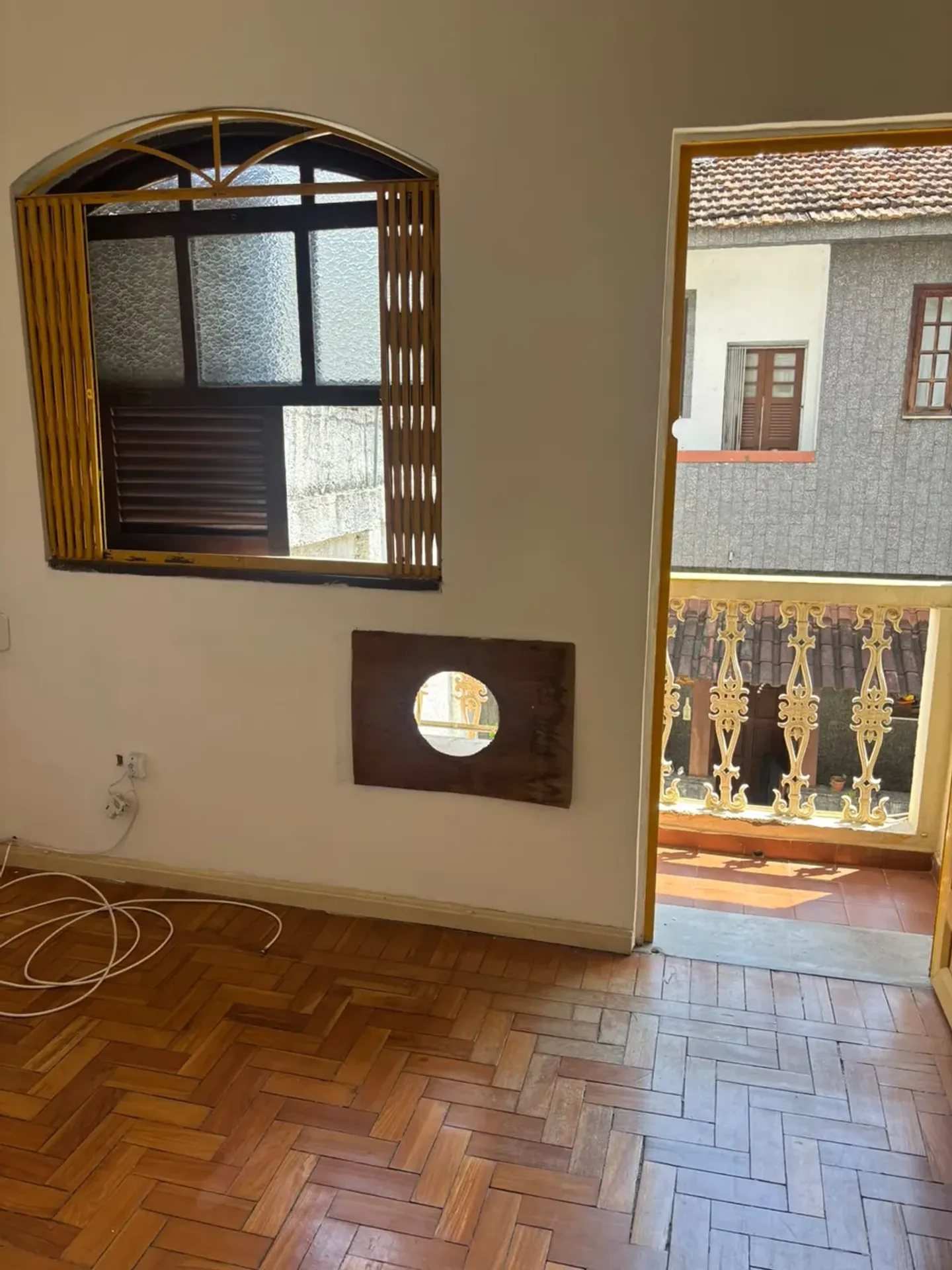 Balcony with a grill in a 2-bedroom house, 120 m² — photo 18